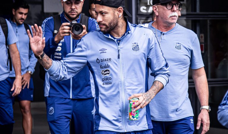 Neymar dá sequência ao tratamento durante a folga no Santos