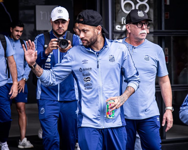 Neymar acenando para torcedores em Curitiba ( Divulgação/Santos)