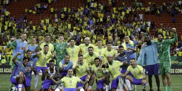 Jogadores da Seleção posam para foto após vitória sobre a Colômbia (Foto: Rafael Ribeiro/CBF)