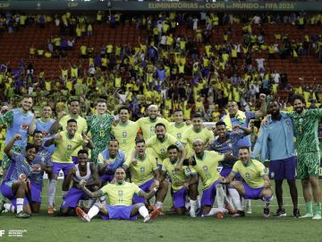 Jogadores da Seleção posam para foto após vitória sobre a Colômbia (Foto: Rafael Ribeiro/CBF)