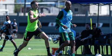 Vegetti e Anderson Conceição no jogo-treino entre Vasco e Boavista. Foto: Eduardo Neves/Boavista SC.