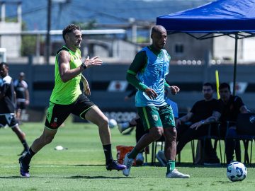 Vegetti e Anderson Conceição no jogo-treino entre Vasco e Boavista. Foto: Eduardo Neves/Boavista SC.