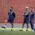 Dorival Júnior e sua comissão observam o treino da Seleção Brasileira