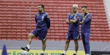 Dorival Júnior e sua comissão observam o treino da Seleção Brasileira