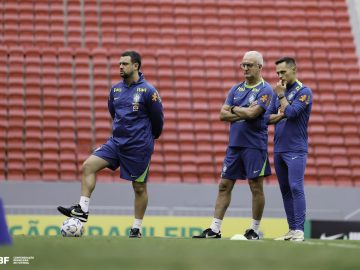 Dorival Júnior e sua comissão observam o treino da Seleção Brasileira