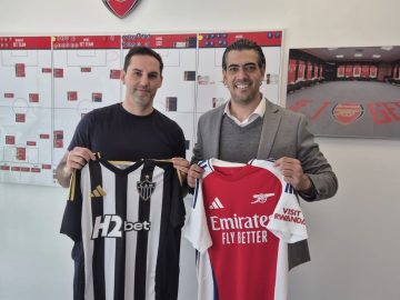 Paulo Bracks, diretor do Atlético-MG, em visita ao Arsenal. Foto: Divulgação/Atlético-MG.