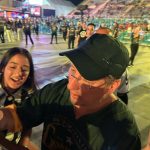 John Textor desfilando na Sapucaí e assinando camisa do Botafogo de torcedor (Foto: BTB Sports)