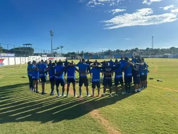 Elenco do Maricá no estádio João Saldanha (Paulinne Carvalho/Maricá FC)