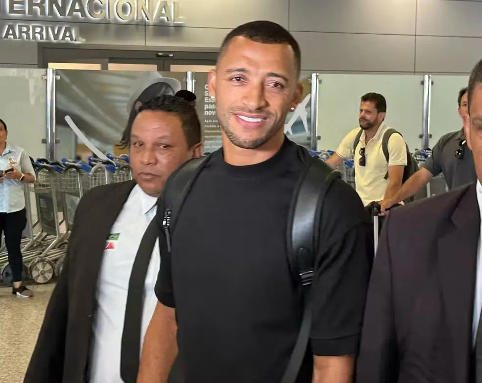 Vitor Hugo desembarca em BH para assinar com o Atlético-MG Vitor Hugo desembarca em BH para assinar com o Atlético-MG