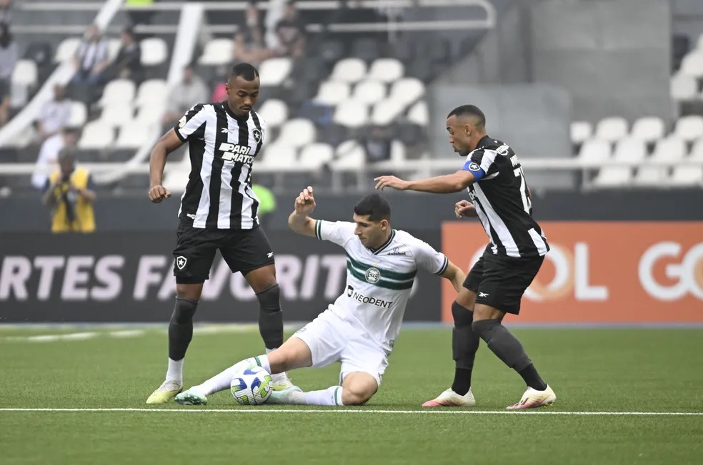 Botafogo e Coritiba pelo Brasileirão (Foto: André Durão/ge)