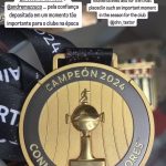 Medalha da Libertadores dada a Fábio Matias pelo Botafogo — Foto: Reprodução