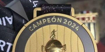 Medalha da Libertadores dada a Fábio Matias pelo Botafogo — Foto: Reprodução