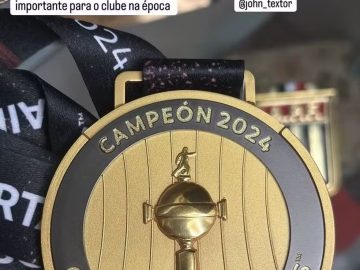 Medalha da Libertadores dada a Fábio Matias pelo Botafogo — Foto: Reprodução