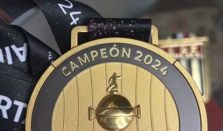 Fábio Matias recebe medalha da Libertadores e agradece ao Botafogo