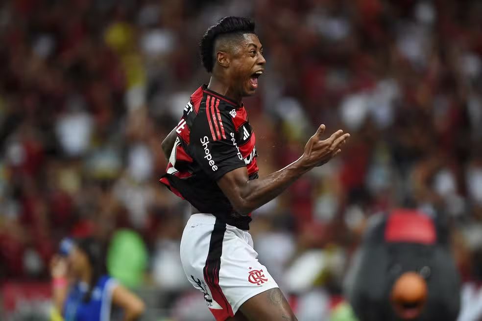 Bruno Henrique comemora seu centésimo gol pelo Flamengo