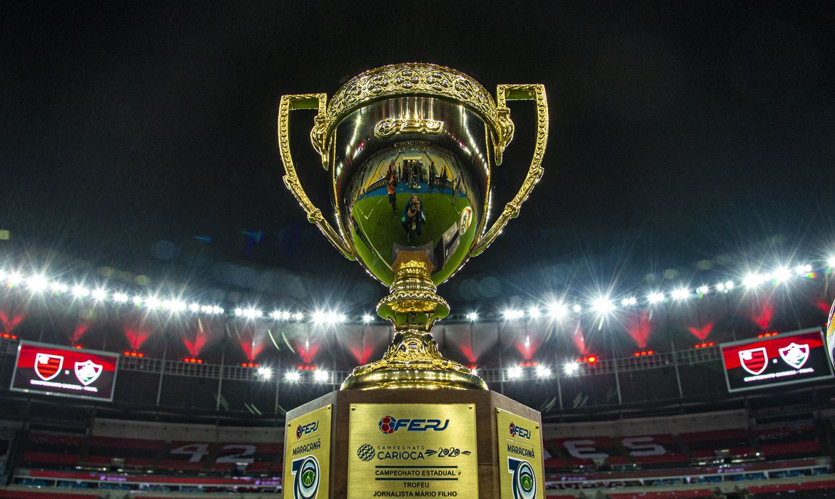 Troféu do Campeonato Carioca de 2020, quando Fluminense e Flamengo também competiram na final da competição (Reprodução)