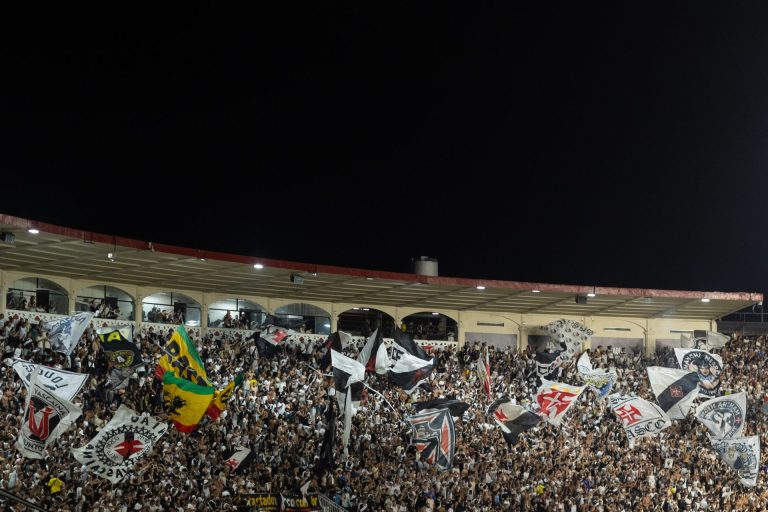 Torcida do Vasco presente em São Januário. Justiça autorizou clássico no local. (Foto: Dikran Sahagian/Vasco)