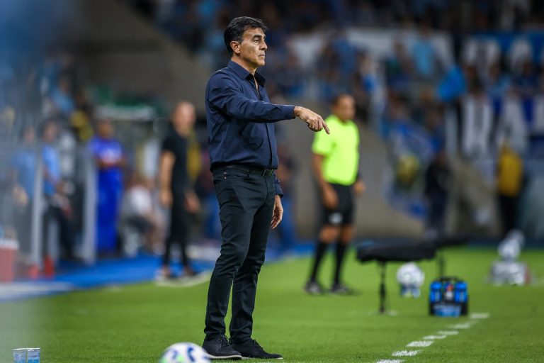 Gustavo Quinteros na área técnica durante jogo do Grêmio (Foto: Lucas Uebel/Grêmio)
