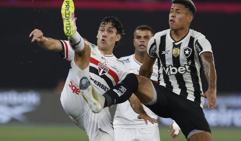 Em jogo movimentado, Botafogo e São Paulo ficam no empate Em jogo movimentado, Botafogo e São Paulo ficam no empate