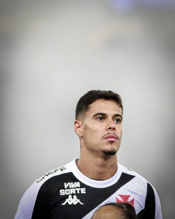 Lucas Freitas, do Vasco, durante o hino nacional antes de Vasco x Flamengo (Matheus Lima/Vasco)