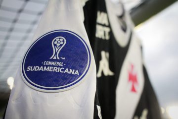 Camisa do Vasco com patch da Sulamericana antes do confronto com o Lanús (Foto: Matheus Lima/Vasco)