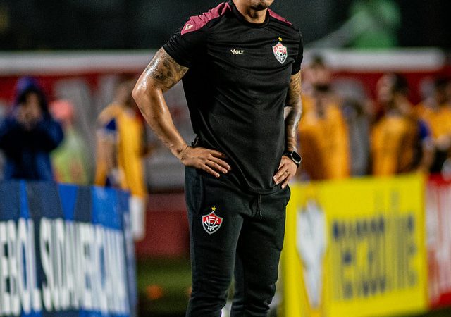 Vasco consulta Thiago Carpini para comando técnico, apesar de Diniz ser o favorito