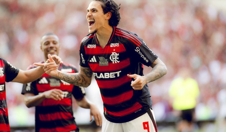Flamengo goleia o Corinthians no Maracanã pelo Brasileirão
