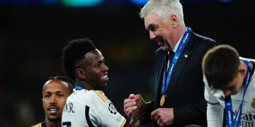 Vini Jr. e Ancelotti durante entrega de medalhas da Champions League (Reprodução/Instagram)