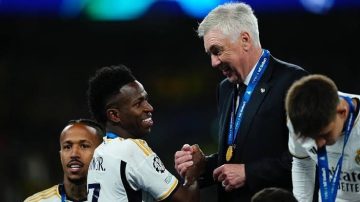 Vini Jr. e Ancelotti durante entrega de medalhas da Champions League (Reprodução/Instagram)