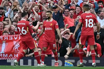 Salah comemora um de seus gols na goleada do Liverpool (Foto: Paul Sille/AFP)