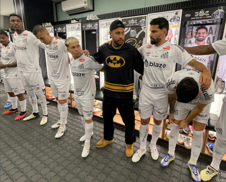 Neymar conversa com jogadores no vestiário antes da partida contra o Bahia, na Vila Belmiro. (Divulgação/NR Sports)