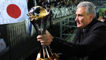 Tite com a taça do Mundial de Clubes, vencido em 2012 pelo Corinthians (Chris Brunskill/Getty Images)