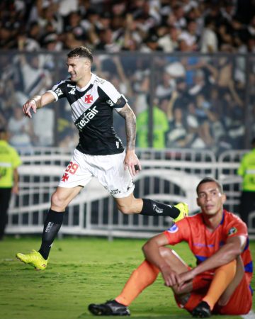 Pablo Vegetti comemora seu gol no confronto entre Vasco e Puerto Cabello (Foto: Matheus Lima/Vasco)