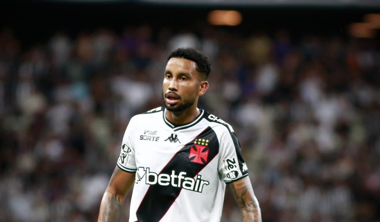 Vasco discute situação de Jair, que não tem permanência garantida