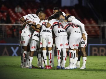 Jogadores do São Paulo reunidos no estádio Morumbis. Foto: Rubens Chiri / São Paulo FC.