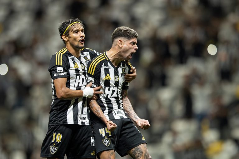 Comemoração de Rubens e Scarpa. Foto: Pedro Souza / Atlético.