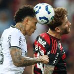 Igor Jesus e Léo Pereira disputam bola durante clássico (Foto: Vitor Silva/Botafogo)