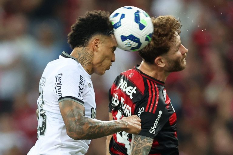 Igor Jesus e Léo Pereira disputam bola durante clássico (Foto: Vitor Silva/Botafogo)