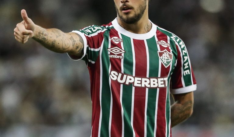 Com golaço de Guga, Fluminense vence de virada o Vasco Com golaço de Guga, Fluminense vence de virada o Vasco