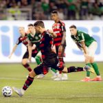 Arrascaeta, do Flamengo, cobra pênalti que abriu o placar no Allianz Parque (Foto: Adriano Fontes/Flamengo)