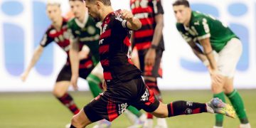 Arrascaeta, do Flamengo, cobra pênalti que abriu o placar no Allianz Parque (Foto: Adriano Fontes/Flamengo)