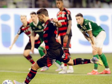 Arrascaeta, do Flamengo, cobra pênalti que abriu o placar no Allianz Parque (Foto: Adriano Fontes/Flamengo)