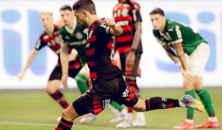 Flamengo vence Palmeiras no Allianz e cola na liderança