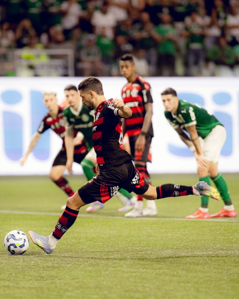 Arrascaeta, do Flamengo, cobra pênalti que abriu o placar no Allianz Parque (Foto: Adriano Fontes/Flamengo)