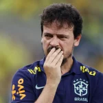 Fernando Diniz no comando da Seleção Brasileira (Foto: Daniel Ramalho/AFP)