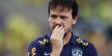 Fernando Diniz no comando da Seleção Brasileira (Foto: Daniel Ramalho/AFP)