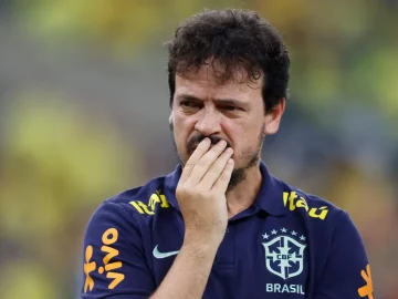 Fernando Diniz no comando da Seleção Brasileira (Foto: Daniel Ramalho/AFP)