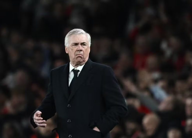 Carlo Ancelotti, anunciado pela CBF, durante a derrota do Real Madrid para o Arsenal, pela Champions League (Foto: Reuters)