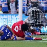 Taiwo Awoniyi após choque com a trave (Foto: Getty Images)