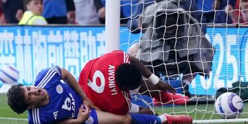 Taiwo Awoniyi após choque com a trave (Foto: Getty Images)
